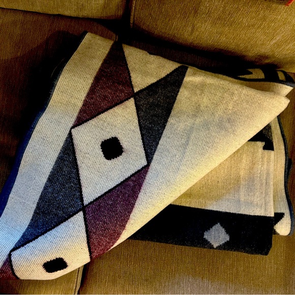 Geometric Patterned Blanket - Picture 1 of 6
